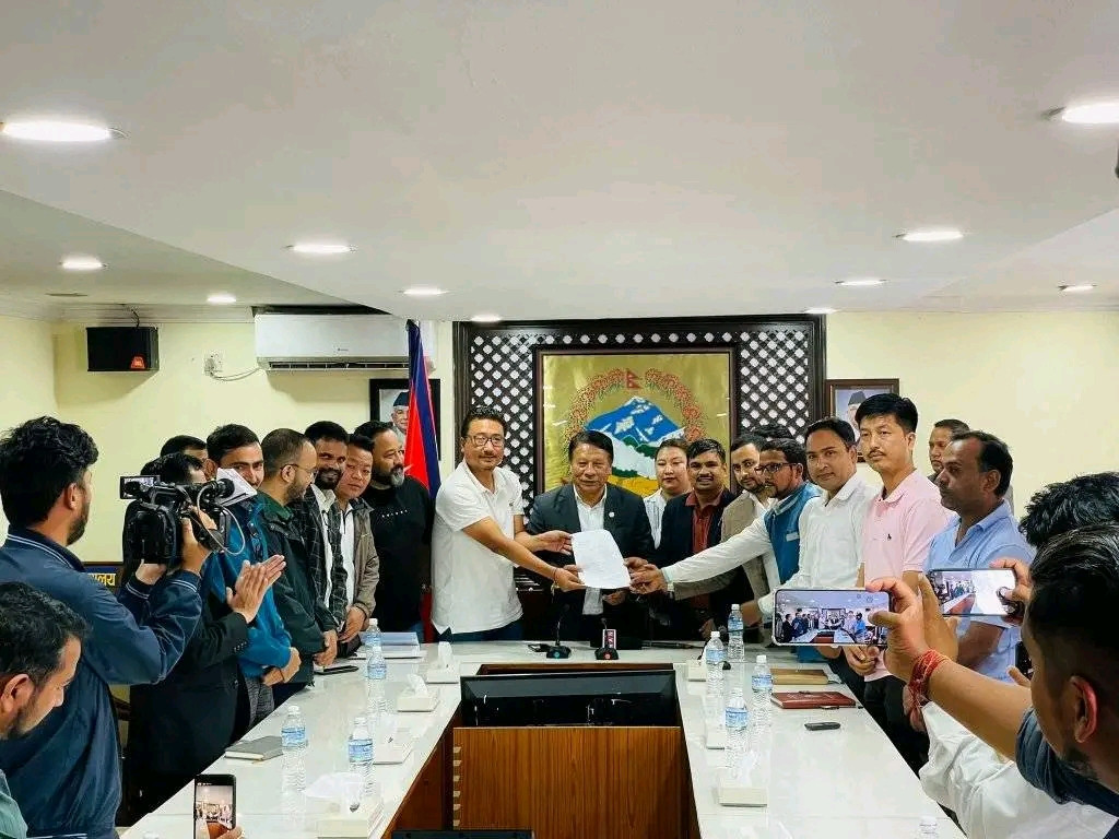 विद्यार्थी संगठनहरुद्वारा उपप्रधानमन्त्री समक्ष ज्ञापनपत्र पेश।