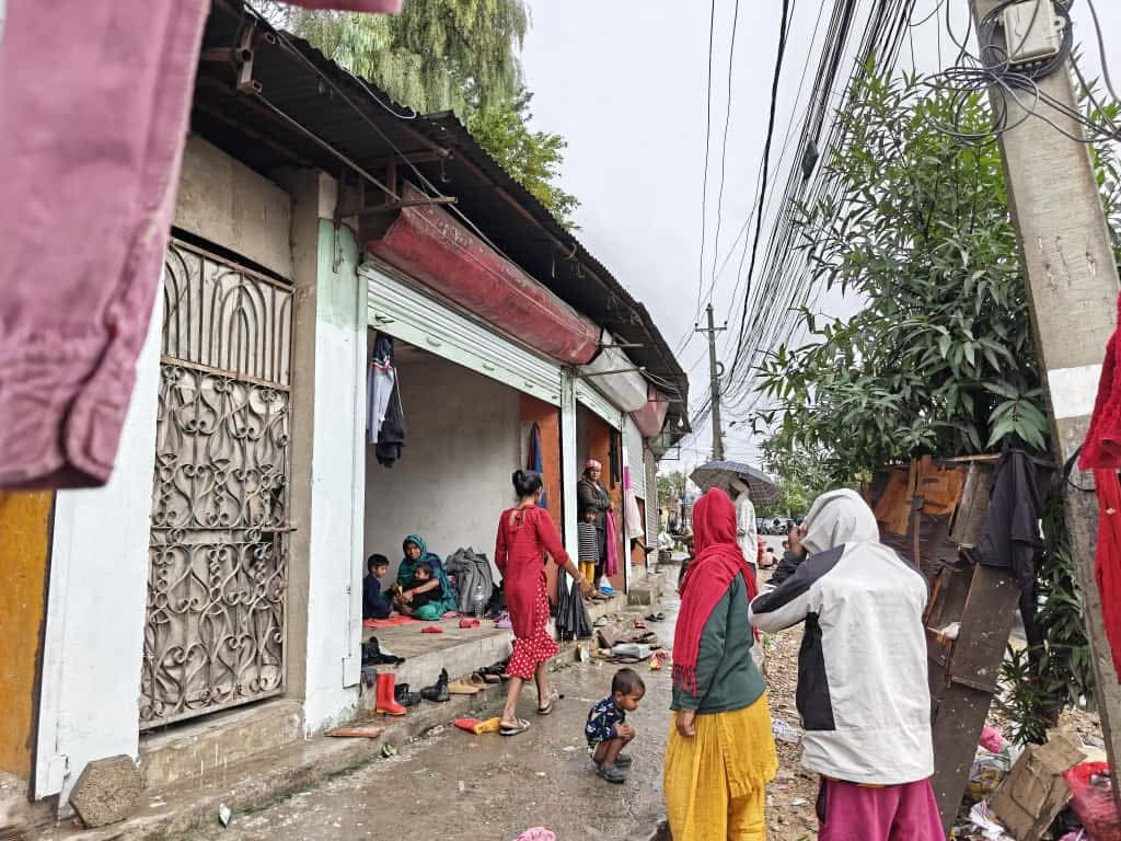 मौसम सुधार भएसँगै काठमाडौँका विद्यालयमा आश्रय लिएका बाढी प्रभावितहरू घर फर्किंदै