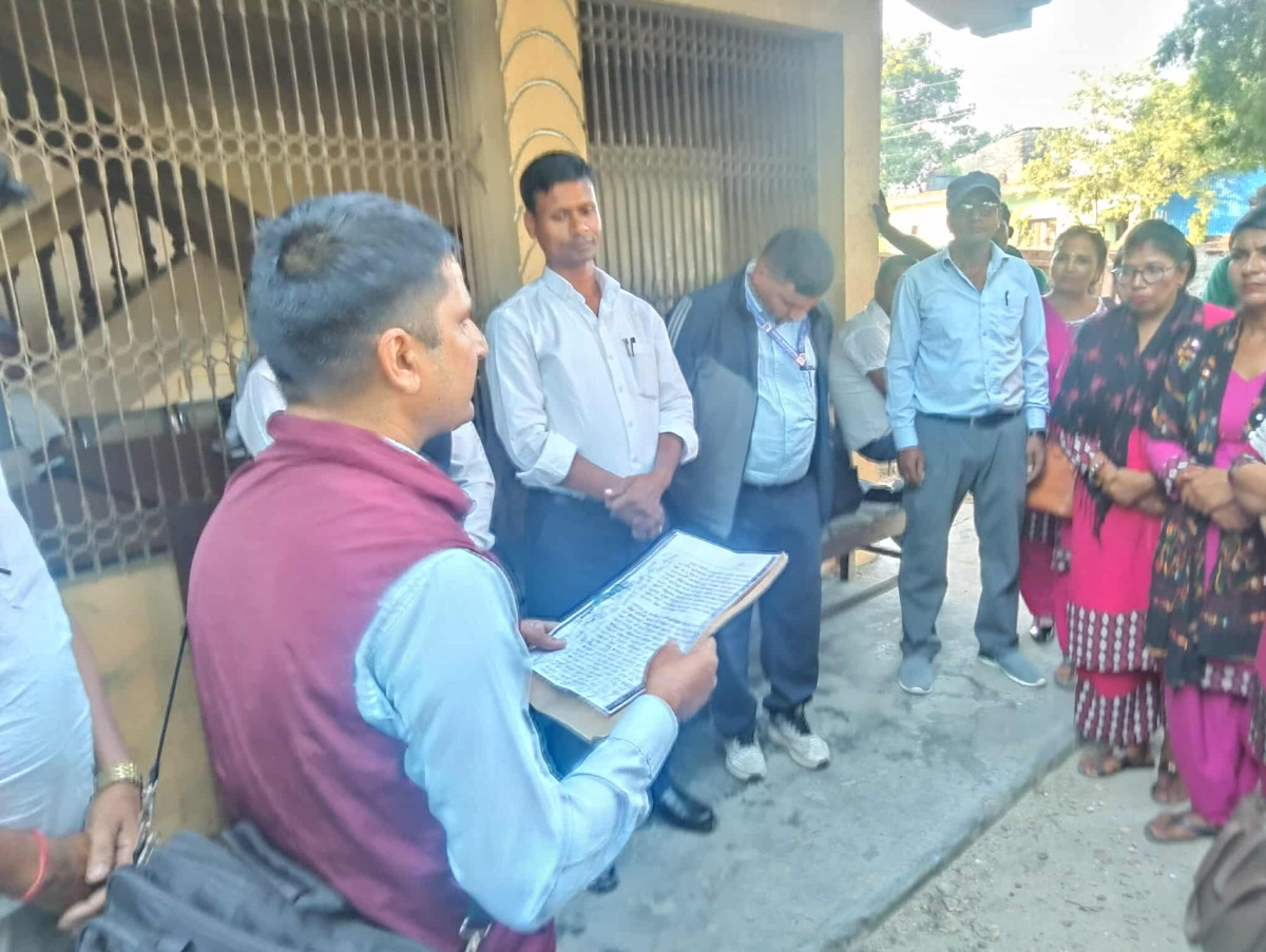 छ महिनादेखी तलव नपाएका आक्रोशित शिक्षक कर्मचारीको चेतावनी सहित मागपत्र पेश ।