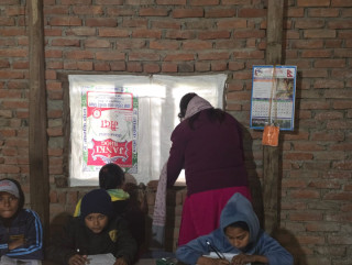 शीतलहरको चपेटामा तराईका विद्यालय: सीमित साधनबीच बोरा टाँसेर कक्षा निरन्तर