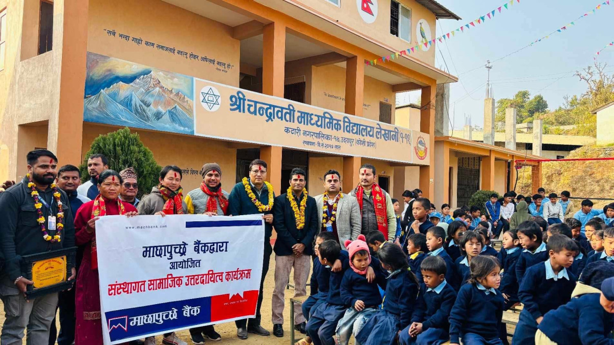 माछापुच्छ्रे बैंकद्वारा चन्द्रावती माविका १४६ विद्यार्थीलाई न्यानो स्विटर