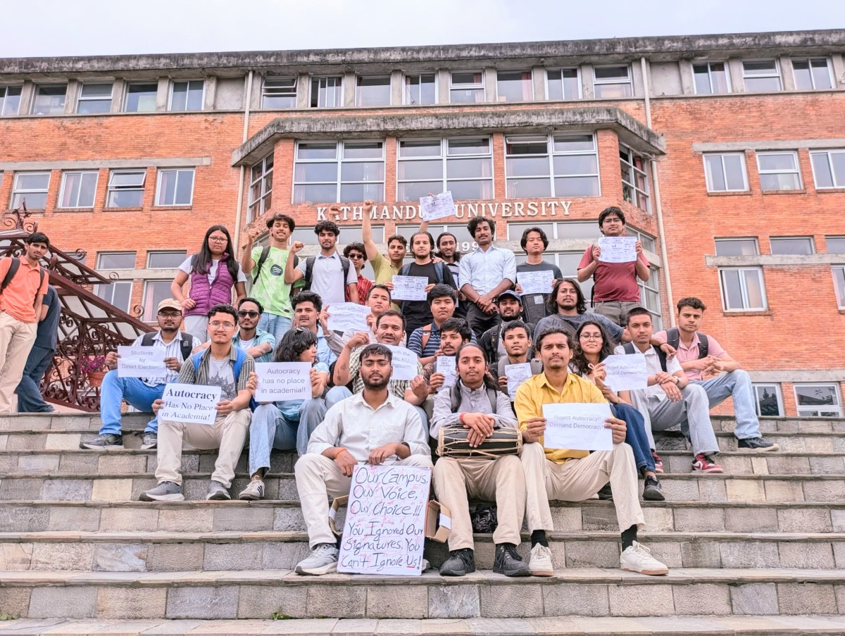 काठमाडौं विश्वविद्यालयमा प्रत्यक्ष निर्वाचनको माग गर्दै विद्यार्थीद्वारा प्रशासन घेराउ