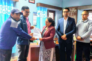 आइतबार बिदा कार्यान्वयनको माग गर्दै धनकुटाका शिक्षक–कर्मचारीको ज्ञापनपत्र