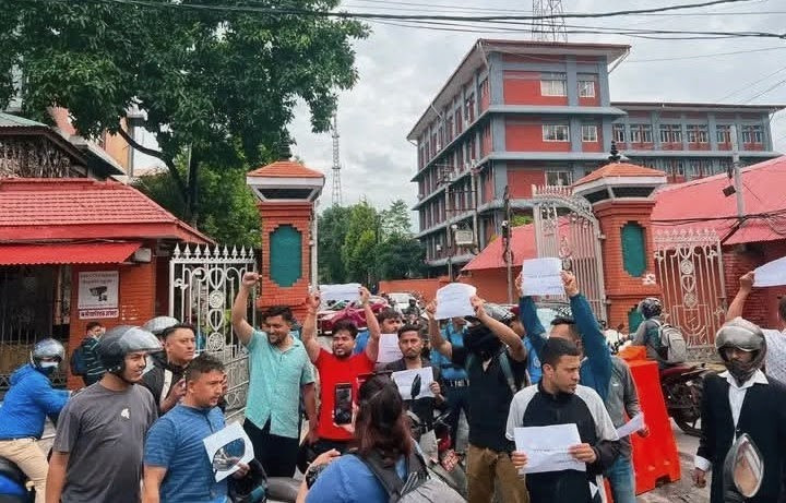 सिंहदरबार अगाडि अनेरास्ववियुको प्रदर्शन, केन्द्रीय अध्यक्षसहित ७ जना पक्राउ