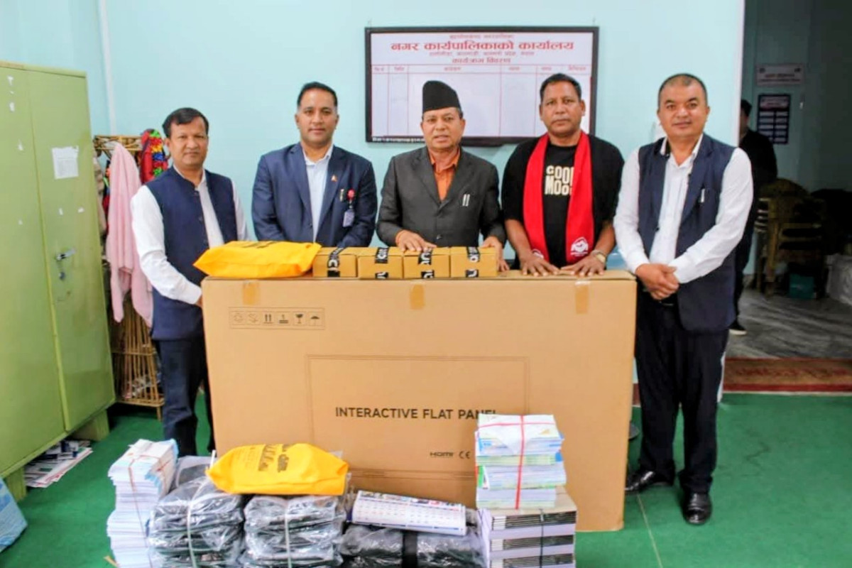 बुढानीलकण्ठ नगरपालिकाद्वारा जाजरकोटको दुर्गम विद्यालयलाई शैक्षिक सामग्री सहयोग