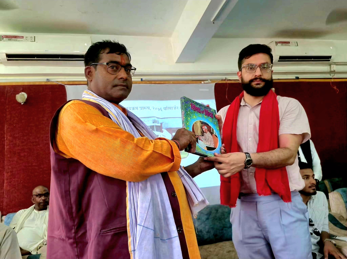 मधेशका विद्यालय पुगेर पाठ्यक्रम सुधारका लागि सुझाव संकलन गर्दै शिक्षामन्त्री पोखरेल